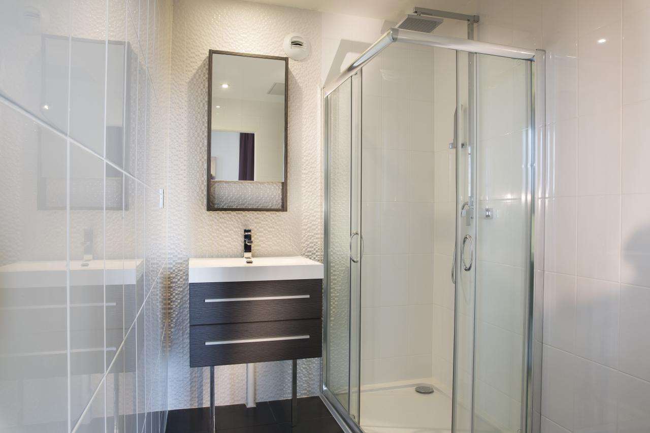 Executive Hotel - Room - Bathroom